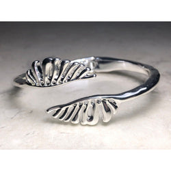 CHLOE + ISABEL Silver Curved Leaf Bracelet - B024